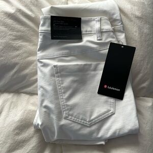 BRAND NEW
Lululemon plants - white
Size 30x32